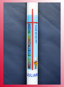 besonders farbenfrohe Kommunionkerze: "Meine Erstkommunion" in Regenbogenfarben; außerdem Kreuz und Kelch mit Hostie