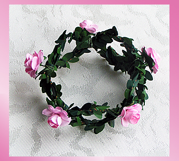 gr&uuml;ner Kranz mit Bl&uuml;ten als Kerzenschmuck