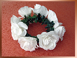 Kranz aus wei&szlig;en Rosen