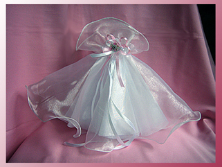Organza-Kerzenrock mit Blüte und farbigen Bändern