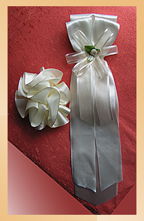 Kerzenschleife mit kleiner Blüte, creme