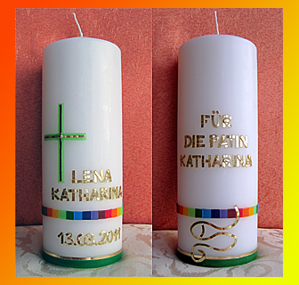 Patenkerze mit Regenbogenfarben und Kreuz