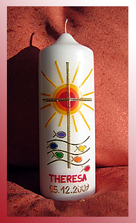 Taufkerze mit Sonne, Kreuz und bunten Fischen