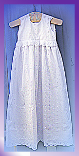 klassisch langes Taufkleid mit H&auml;ubchen