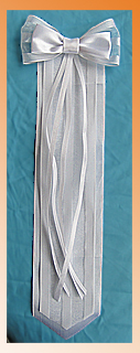 Kerzenschleife aus edlem Material, weiß