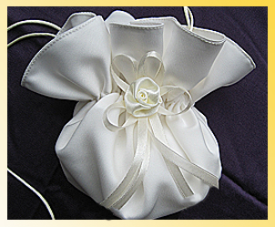 Tasche, Beutel, Beuteltasche zur Kommunion oder Hochzeit in Elfenbein mit Rose