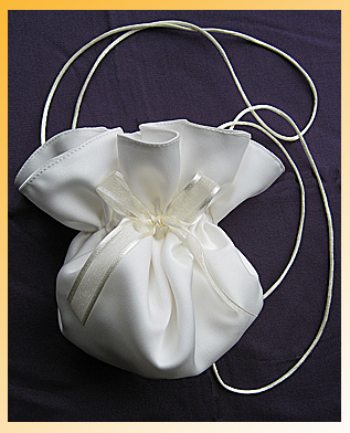 Tasche, Beutel, Beuteltasche zur Kommunion oder Hochzeit in der Farbe ivory/elfenbein mit Schleife