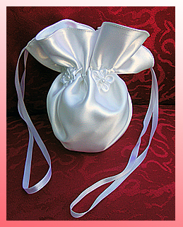 Tasche, Beutel, Beuteltasche aus Satin mit weißen Satinblüten