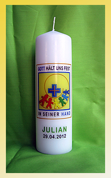 Taufkerze zum Motto "In Gottes Hand" Farbenfrohe Taufkerze mit bunten Kindern "In Gottes Hand"