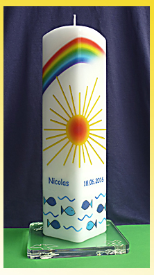 Quaderkerze mit farbenfrohem Motiv, das es auch für Zwillinge gibt Taufkerze Lebensfreude mit Sonne und Regenbogen