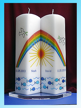 Taufkerzen-Set: zwei Quaderkerzen mit Druckmotiv rundum - Sonne, Regenbogen und Fische Taufkerzen-Set für Zwillinge oder Geschwisterkinder