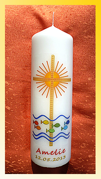 Taufkerze mit Sonnenkreuz und bunten Fischen Taufkerze mit Sonnenkreuz und bunten Fischen