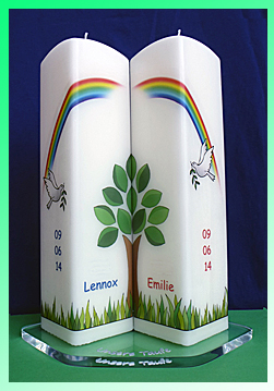 Taufkerzen-Set: zwei Quaderkerzen mit Druckmotiv rundum, dabei hat jede Kerze das komplette Motiv, aber beide ergeben nebeneinander gestellt das ganze Bild Set aus zwei Taufkerzen, die ein Gesamtbild ergeben - Taufkerzen für Zwillinge