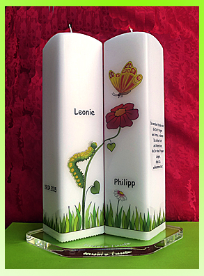 Taufkerzen-Set: zwei Quaderkerzen mit Druckmotiv rundum, dabei hat jede Kerze das komplette Motiv, aber beide ergeben nebeneinander gestellt das ganze Bild Kerzenset Motiv “Kleine Raupe - großer Schmetterling"
