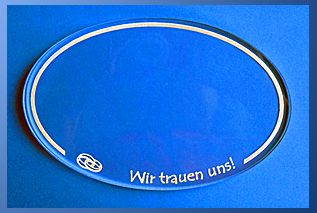 Motivkerzenteller "Wir trauen uns" oval mit graviertem Text und Ringen