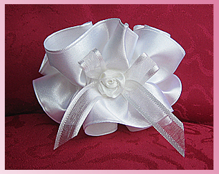 Satintropfer in Weiß mit Schleife und kleienr Rose, zur Taufkerze, Kommunionkerze