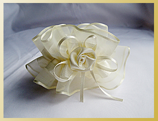 Edler Tropfer in Creme mit Rose