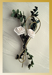 Kommunion, Anstecknadel Buchs mit Diorröschen