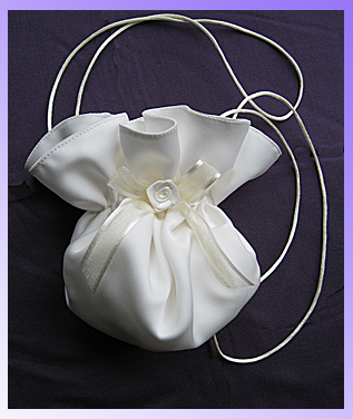 Beutel creme / elfenbein mit Schleife und Rose