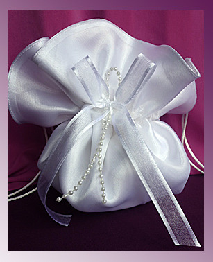 Beuteltasche aus weißem Satin und Organza mit Dekoration