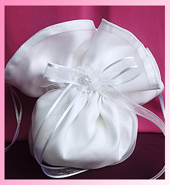 Beuteltasche aus weißem Satin und Organza mit Dekoration Blüte