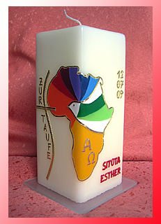 Taufkerze mit Afrika in Regenbogenfarben